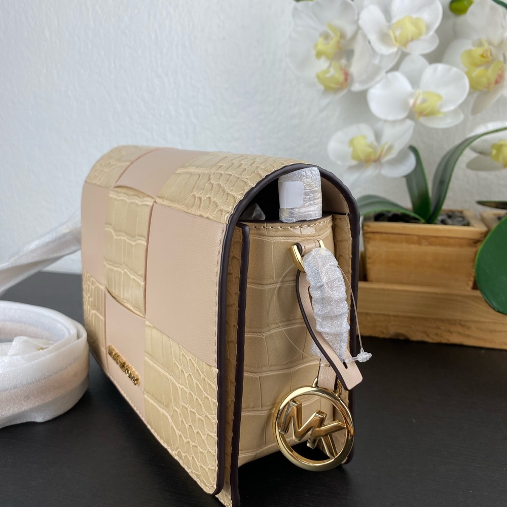 Michael Kors Mercer small cluth crossbody - Picture 2 of 9